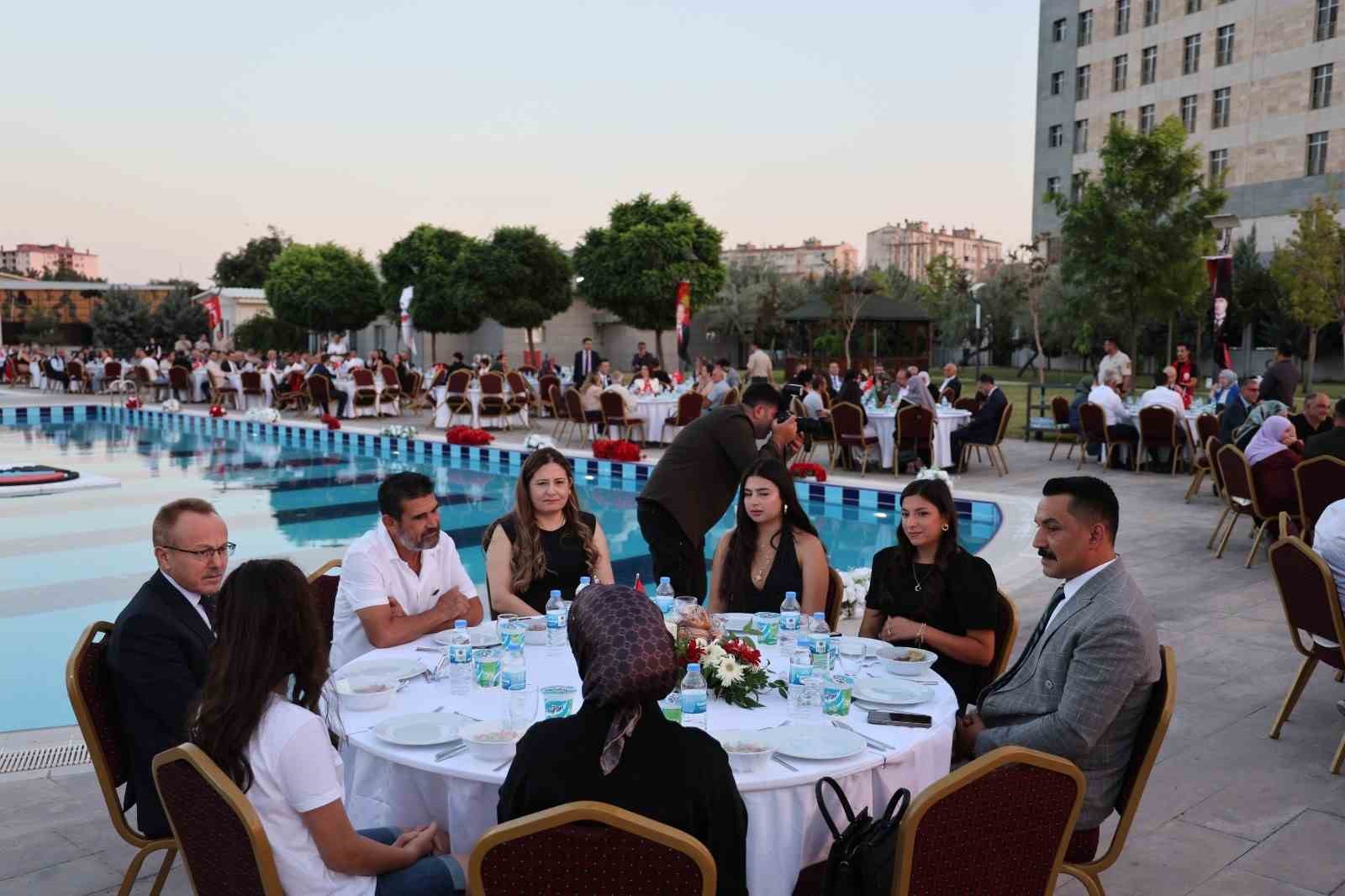 diyarbakirda 15 temmuzun 10 yildonumunde sehit aileleri ve gaziler yemekte bir araya geldi 0 HZAtEVJN