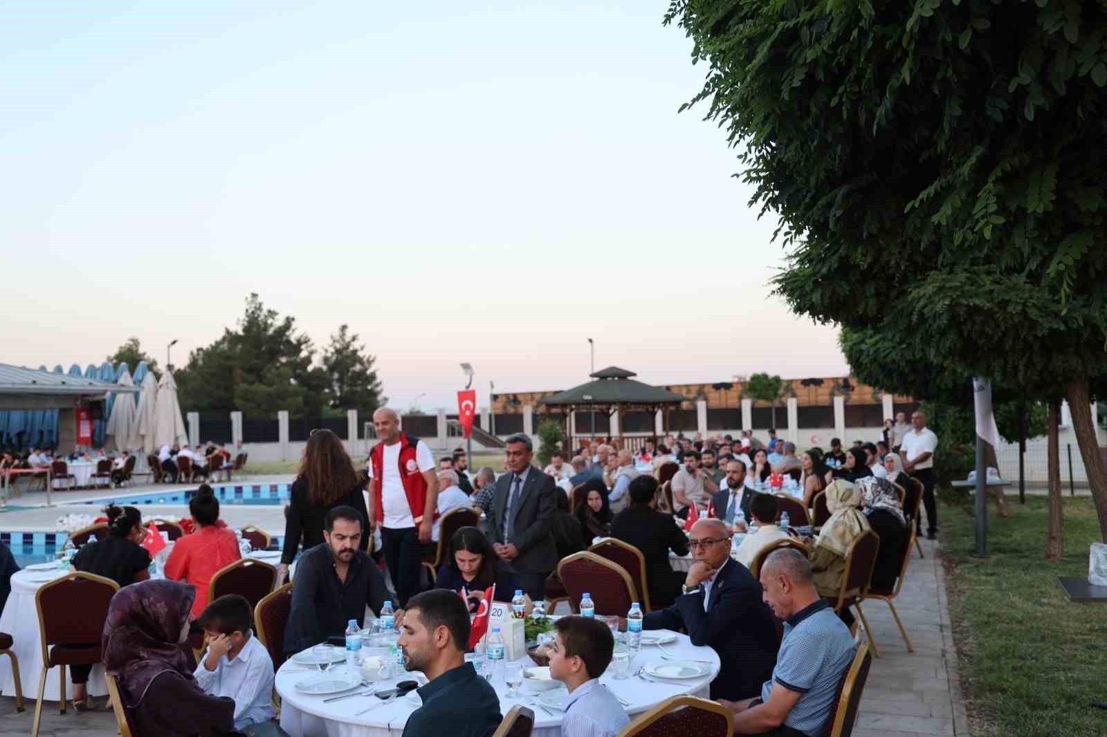 diyarbakirda 15 temmuzun 10 yildonumunde sehit aileleri ve gaziler yemekte bir araya geldi 1 G6iCwD1k