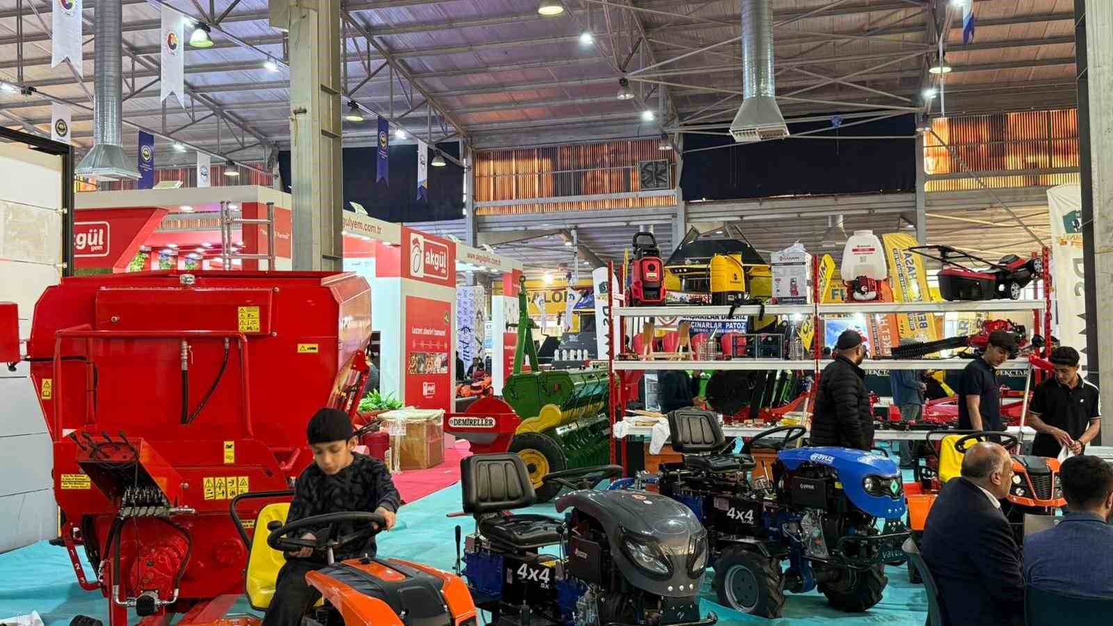 diyarbakirda 17 tarim hayvancilik tavukculuk sut endustrisi ve veterinerlik fuari acildi 2 GcgSwnzb
