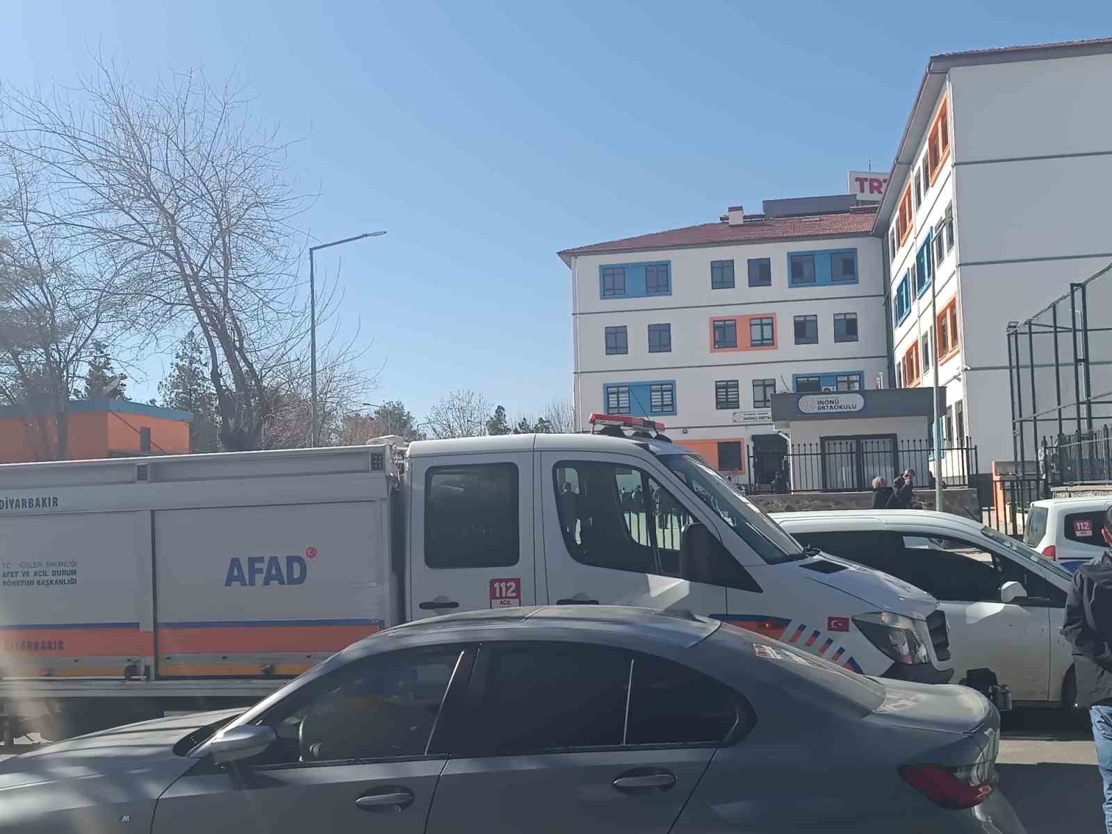 Diyarbakır’da 18 öğrenci cıva zehirlenmesi şüphesiyle hastaneye kaldırıldı 4 diyarbakirda 18 ogrenci civa zehirlenmesi suphesiyle hastaneye kaldirildi 0 gkyTfr1C