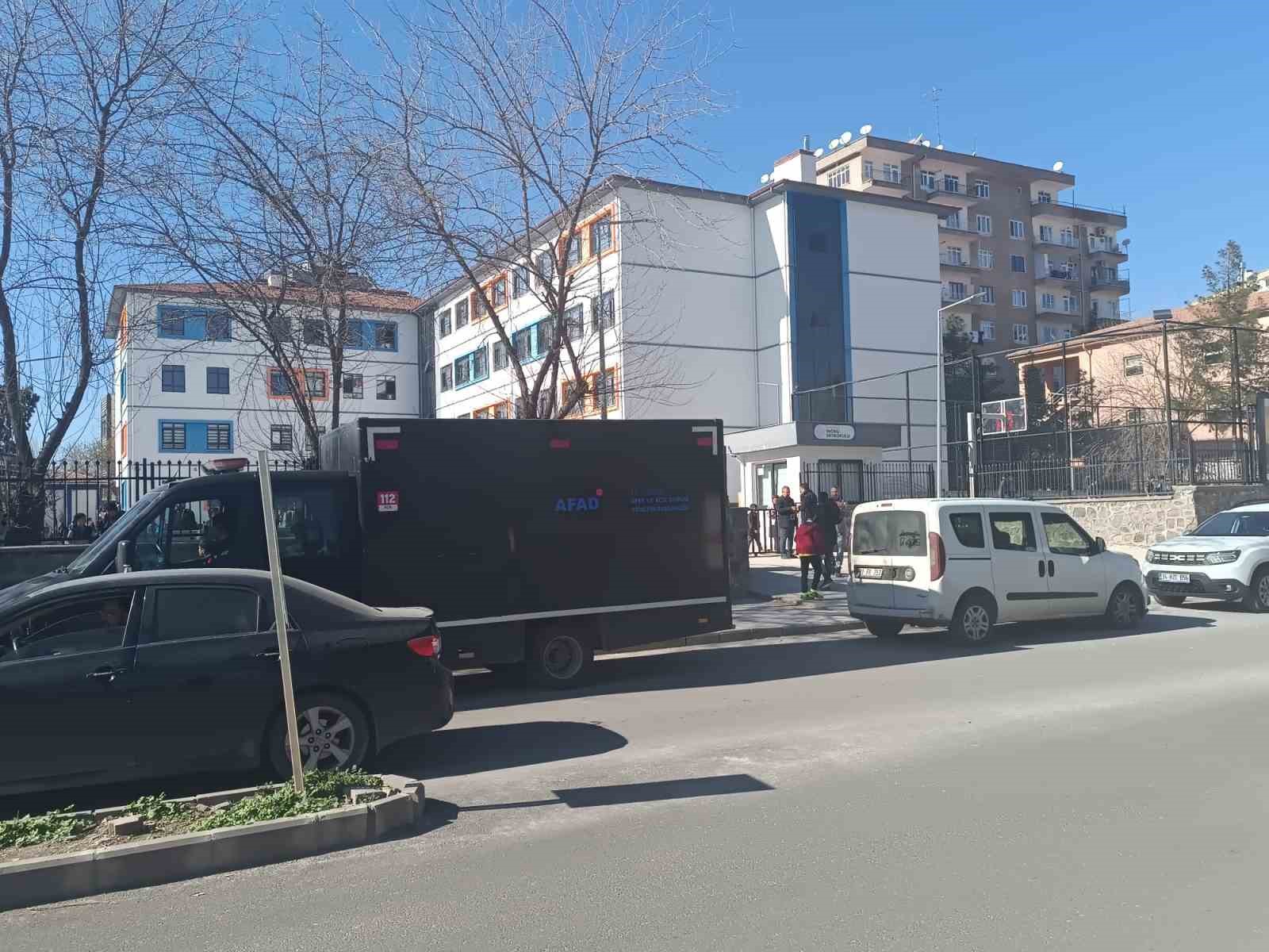 Diyarbakır’da 18 öğrenci cıva zehirlenmesi şüphesiyle hastaneye kaldırıldı 5 diyarbakirda 18 ogrenci civa zehirlenmesi suphesiyle hastaneye kaldirildi 1 53P64CMN