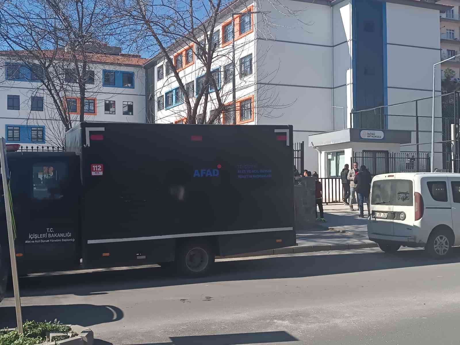 Diyarbakır’da 18 öğrenci cıva zehirlenmesi şüphesiyle hastaneye kaldırıldı 6 diyarbakirda 18 ogrenci civa zehirlenmesi suphesiyle hastaneye kaldirildi 2 8Z1h7jGH