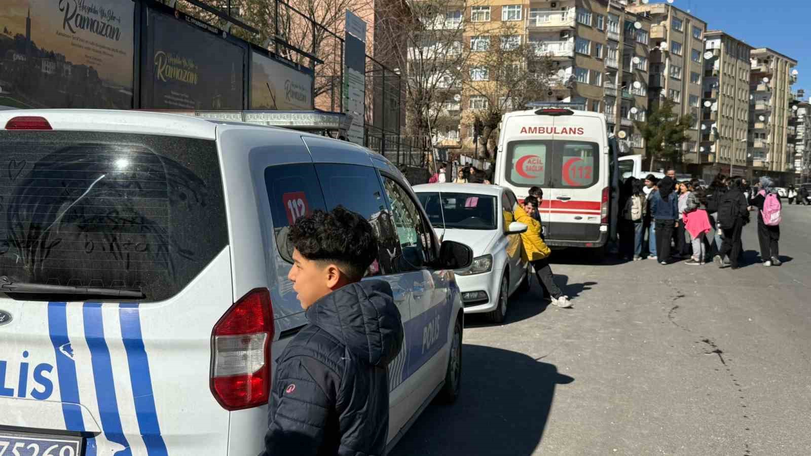 Diyarbakır’da 18 öğrenci cıva zehirlenmesi şüphesiyle hastaneye kaldırıldı 7 diyarbakirda 18 ogrenci civa zehirlenmesi suphesiyle hastaneye kaldirildi 3 M6TdkUYe