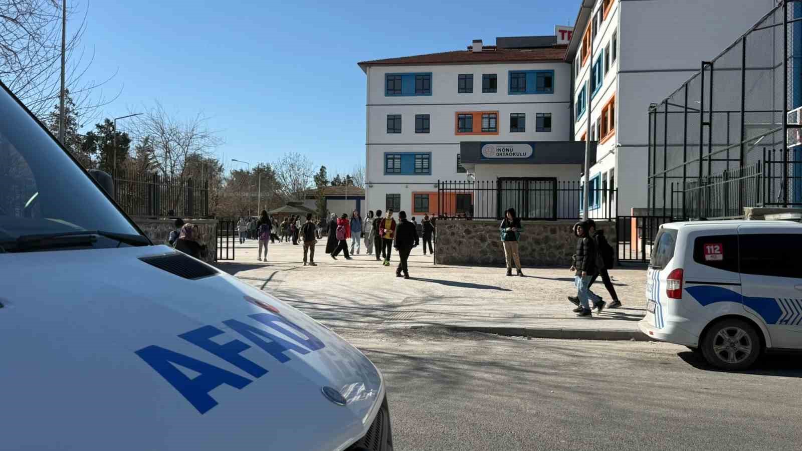 Diyarbakır’da 18 öğrenci cıva zehirlenmesi şüphesiyle hastaneye kaldırıldı 8 diyarbakirda 18 ogrenci civa zehirlenmesi suphesiyle hastaneye kaldirildi 4 NEQPFURQ