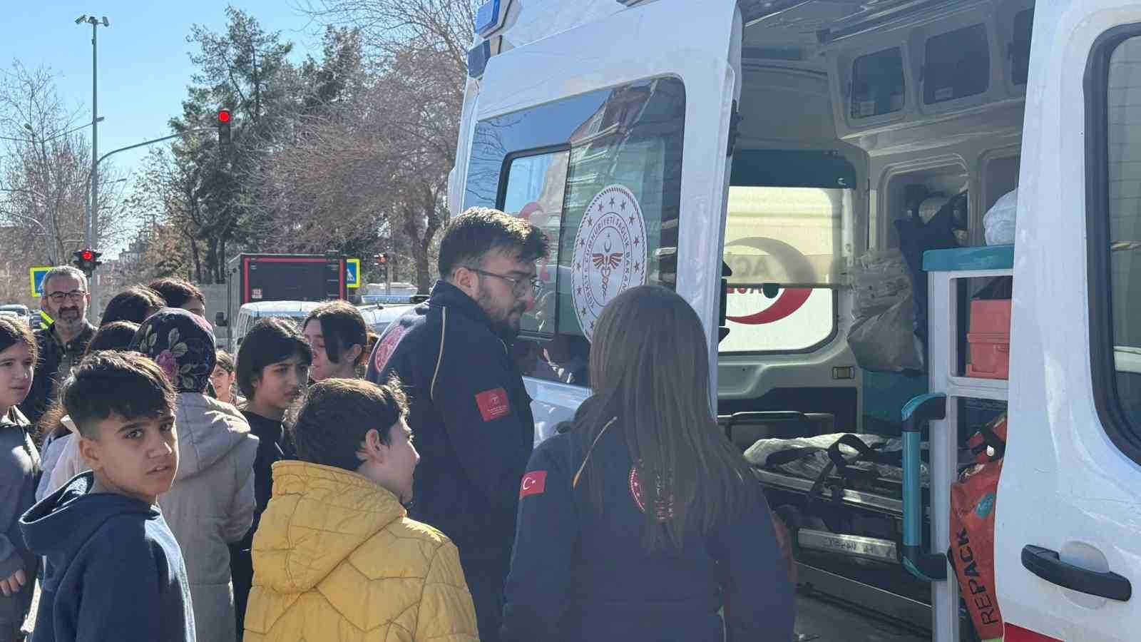 Diyarbakır’da 18 öğrenci cıva zehirlenmesi şüphesiyle hastaneye kaldırıldı 9 diyarbakirda 18 ogrenci civa zehirlenmesi suphesiyle hastaneye kaldirildi 5 5uUl9F2X
