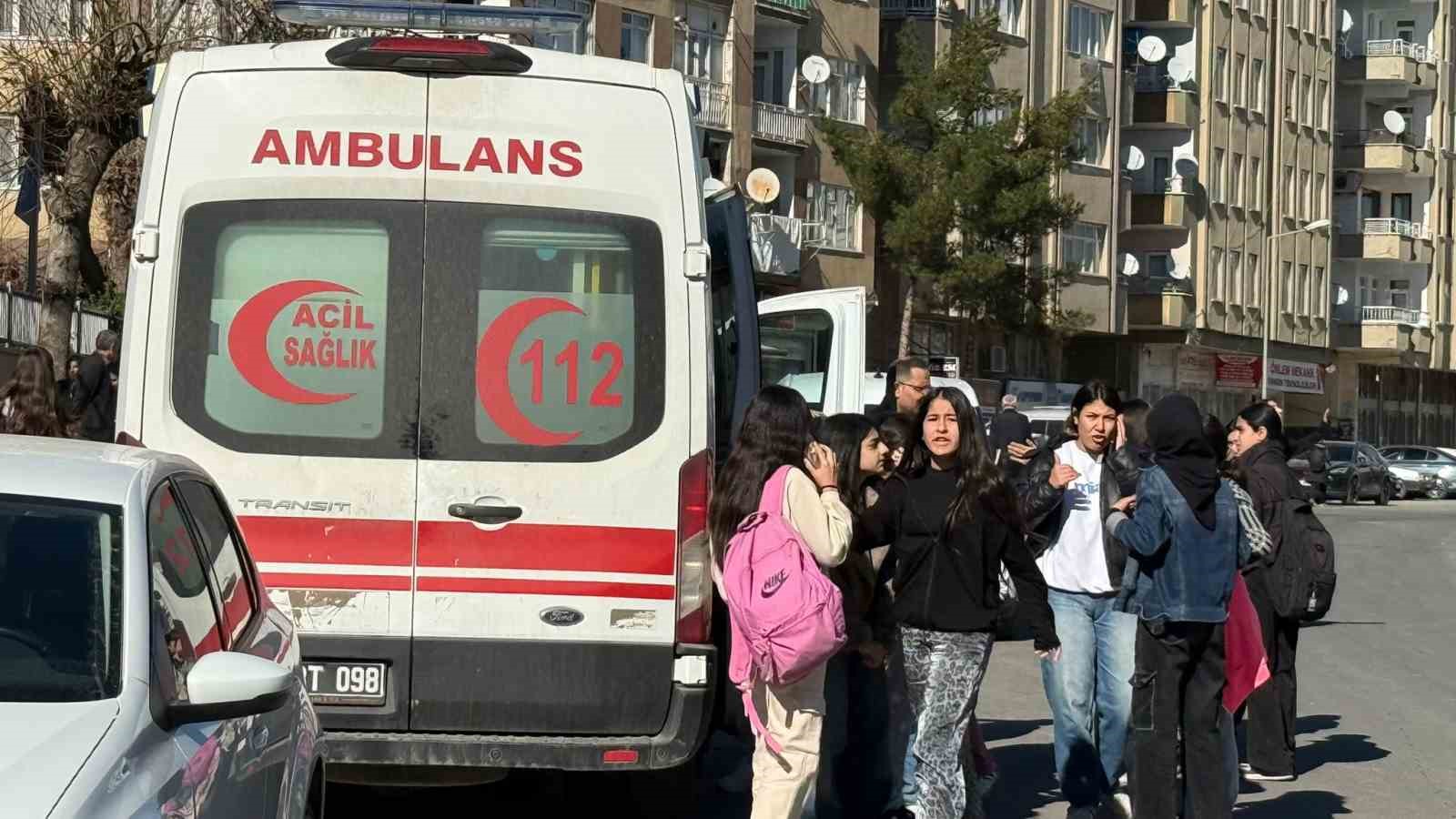 Diyarbakır’da 18 öğrenci cıva zehirlenmesi şüphesiyle hastaneye kaldırıldı 10 diyarbakirda 18 ogrenci civa zehirlenmesi suphesiyle hastaneye kaldirildi 6 OetNRYJw