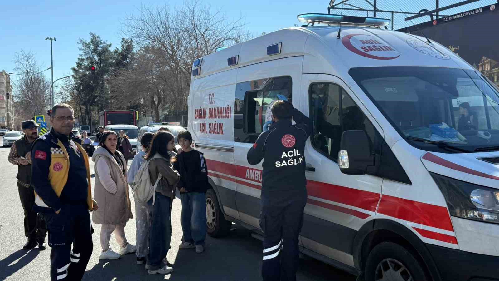 Diyarbakır’da 18 öğrenci cıva zehirlenmesi şüphesiyle hastaneye kaldırıldı 11 diyarbakirda 18 ogrenci civa zehirlenmesi suphesiyle hastaneye kaldirildi 7 OeifdkQn