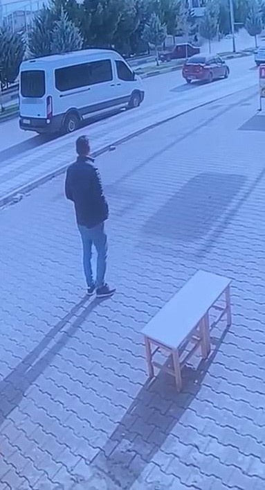 diyarbakirda 2 ogrencinin yaralandigi kaza ani guvenlik kameralarina yansidi 1 qjUYOFyH