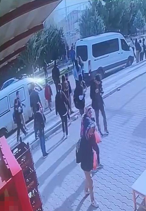 diyarbakirda 2 ogrencinin yaralandigi kaza ani guvenlik kameralarina yansidi 2 4gEiwiID