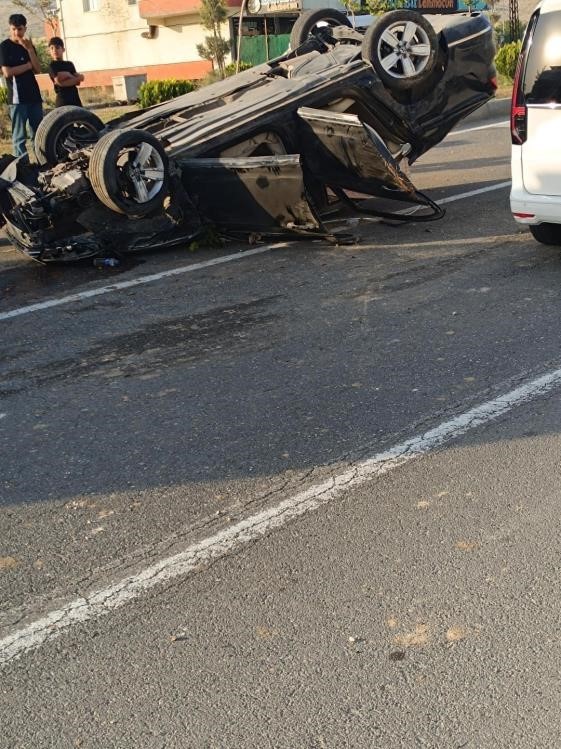 Diyarbakır’da 3 kişinin yaralandığı trafik kazası güvenlik kameralarına yansıdı 5 diyarbakirda 3 kisinin yaralandigi trafik kazasi guvenlik kameralarina yansidi 1 ACkGbcFD