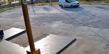 diyarbakirda-3-kisinin-yaralandigi-trafik-kazasi-guvenlik-kameralarina-yansidi-gQDLJBOi.jpg