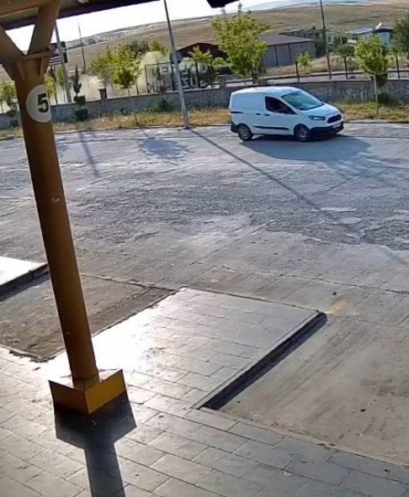 diyarbakirda-3-kisinin-yaralandigi-trafik-kazasi-guvenlik-kameralarina-yansidi-gQDLJBOi.jpg