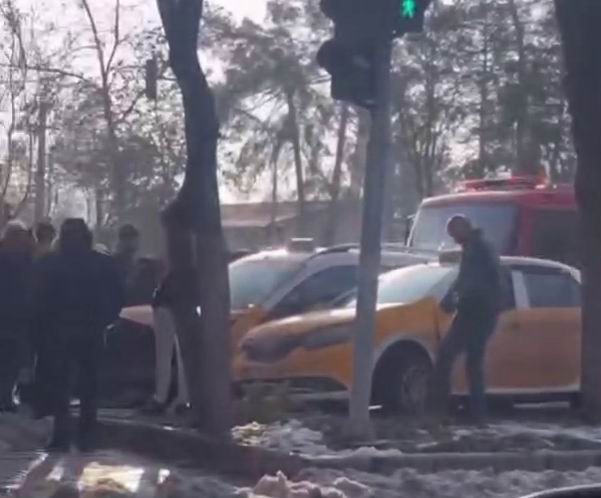 Diyarbakır’da 3 taksi çarpıştı 4 diyarbakirda 3 taksi carpisti 0 cB5wURr5