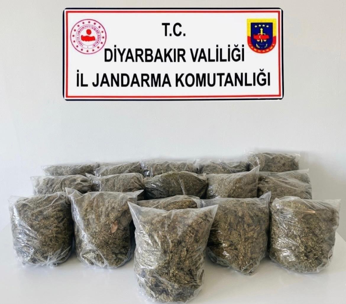 Diyarbakır’da 38 buçuk kilo esrar ele geçirildi 4 diyarbakirda 38 bucuk kilo esrar ele gecirildi 0 6OTFyie9