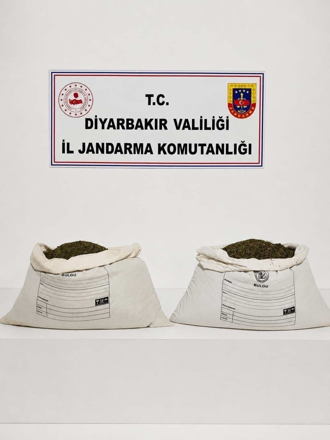 Diyarbakır’da 38 buçuk kilo esrar ele geçirildi 5 diyarbakirda 38 bucuk kilo esrar ele gecirildi 1