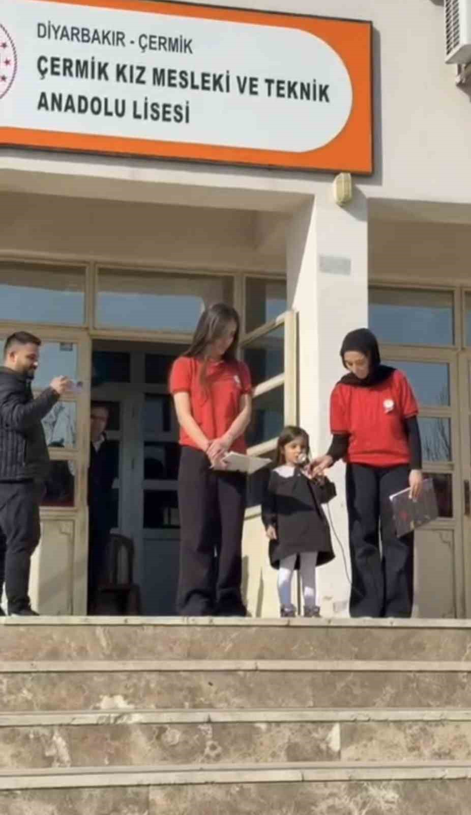 diyarbakirda 4 yasindaki kiz istiklal marsini ezbere okudu 1 Ju8vzPal