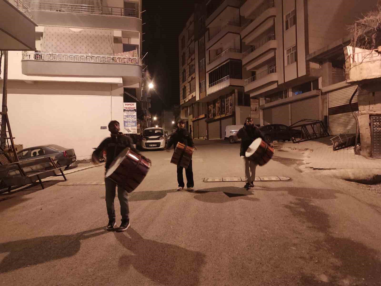 diyarbakirda 40 yildir halay davulu calarak sahura uyandiriyorlar 0 j6tCZFlm