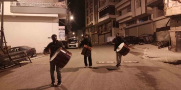 diyarbakirda-40-yildir-halay-davulu-calarak-sahura-uyandiriyorlar-lFhMEG4j.jpg