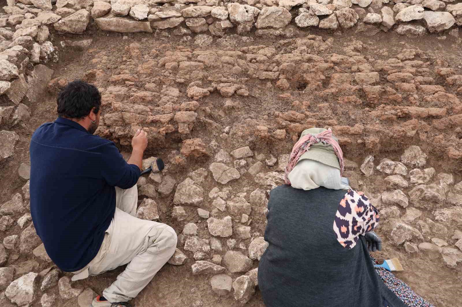 diyarbakirda 5 bin yil once depremin yiktigi yapinin enkazi ortaya cikartildi 4