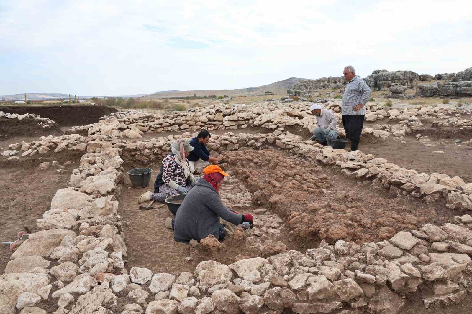 diyarbakirda 5 bin yil once depremin yiktigi yapinin enkazi ortaya cikartildi 5