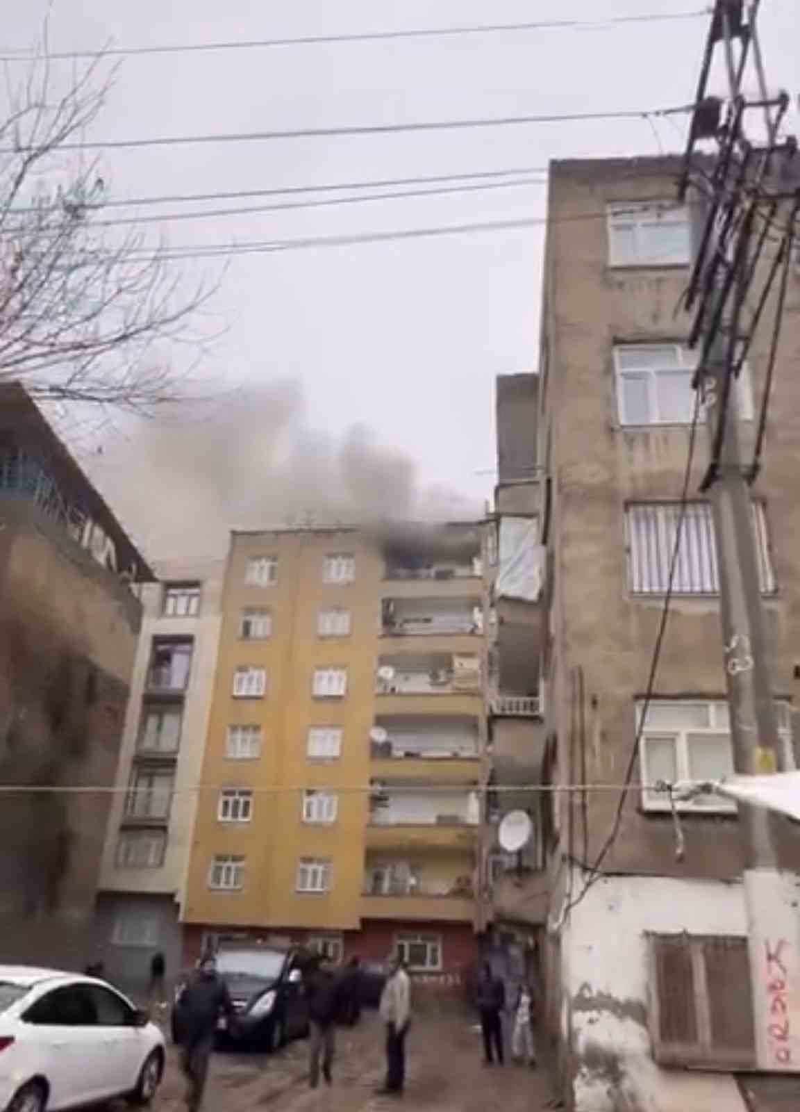 diyarbakirda 7 katli apartmanda korkutan yangin 0 wwTLRNpw