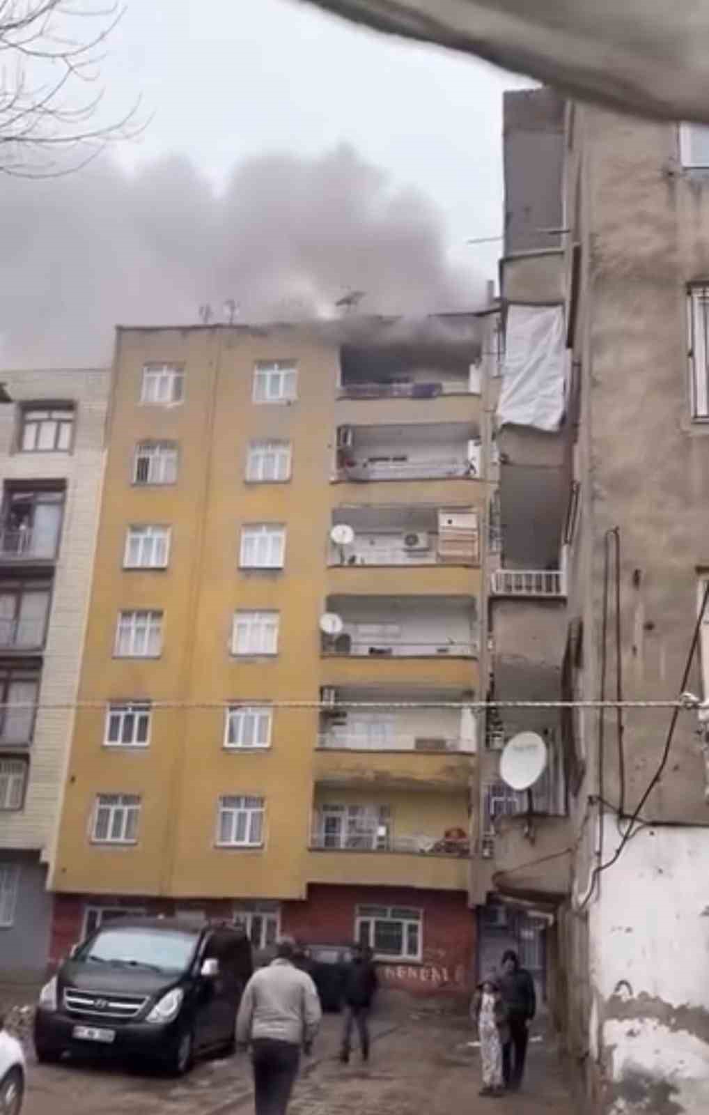 diyarbakirda 7 katli apartmanda korkutan yangin 1 brbnNMbX