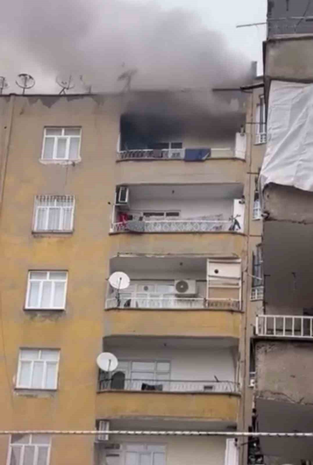 diyarbakirda 7 katli apartmanda korkutan yangin 2 fgjQq9jH