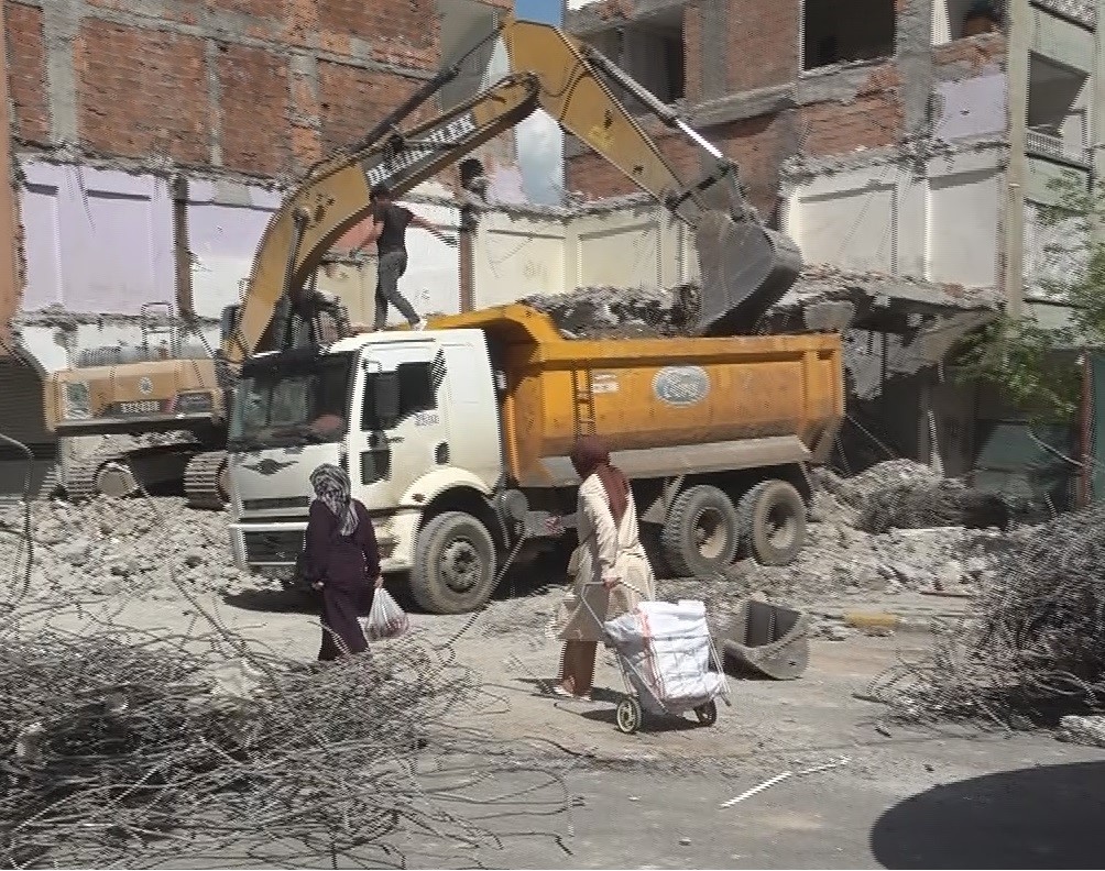 diyarbakirda agir hasarli bina yikilirken yandaki saglam bina da hasar aldi 0 6u4FYl1C