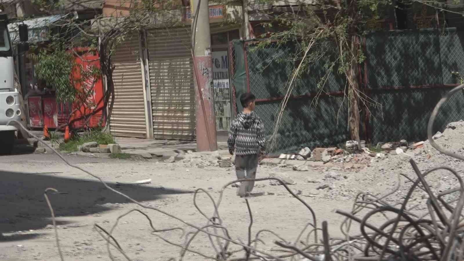 diyarbakirda agir hasarli bina yikilirken yandaki saglam bina da hasar aldi 10 NGTvDVQT