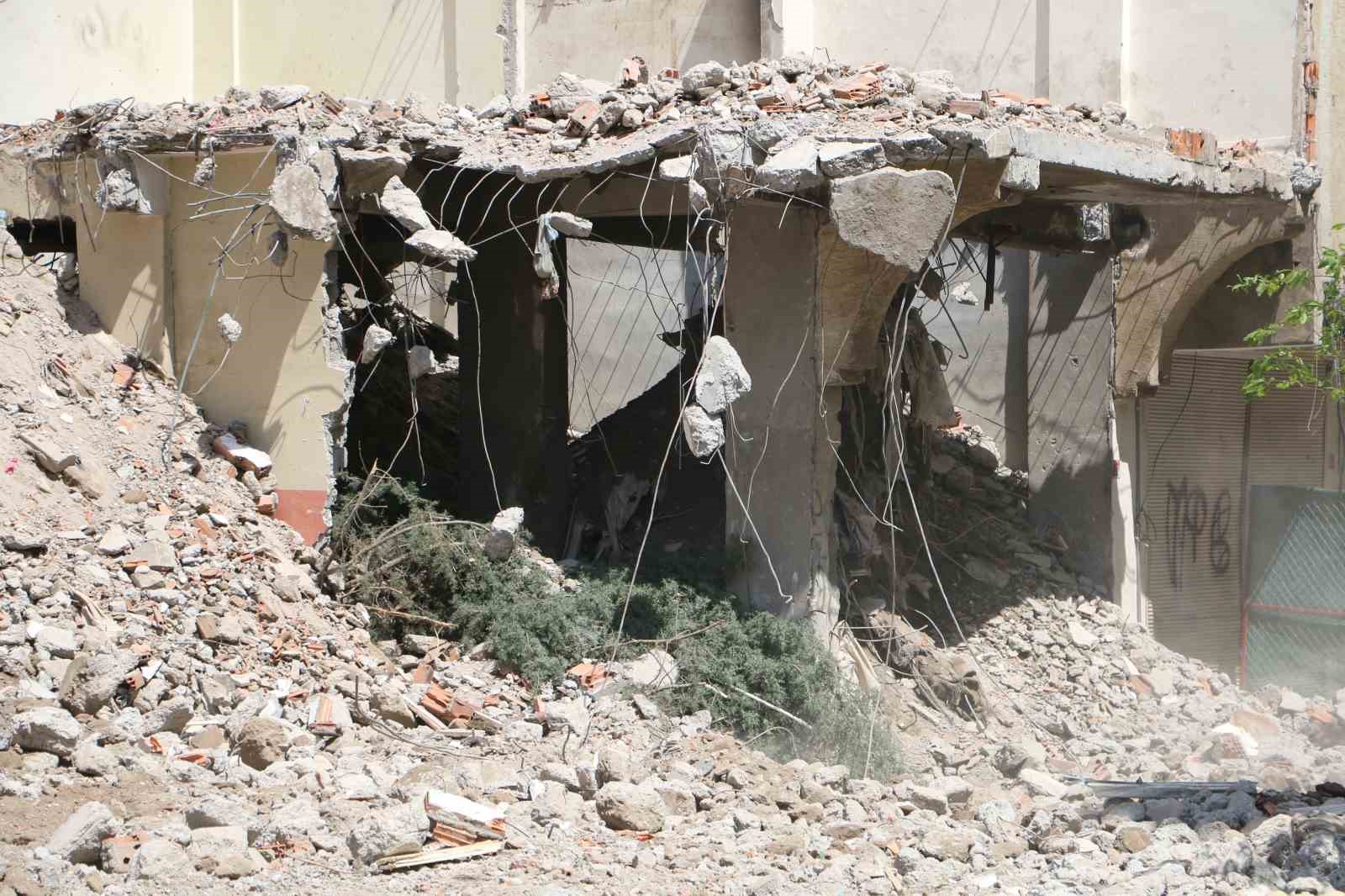 diyarbakirda agir hasarli bina yikilirken yandaki saglam bina da hasar aldi 4 pnRsw3Qz