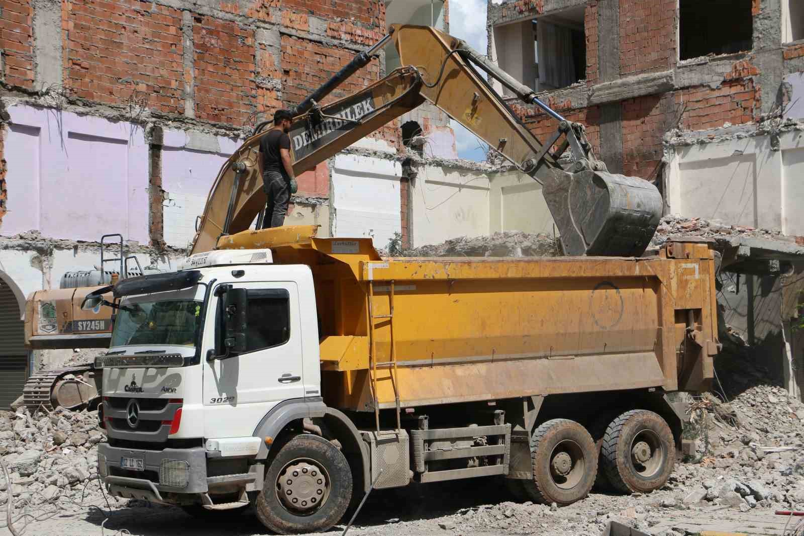 diyarbakirda agir hasarli bina yikilirken yandaki saglam bina da hasar aldi 6 bRvtFNBO