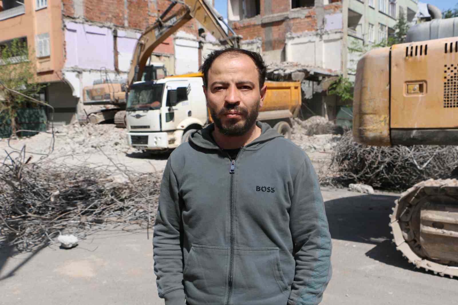 diyarbakirda agir hasarli bina yikilirken yandaki saglam bina da hasar aldi 7 huOzyJkJ