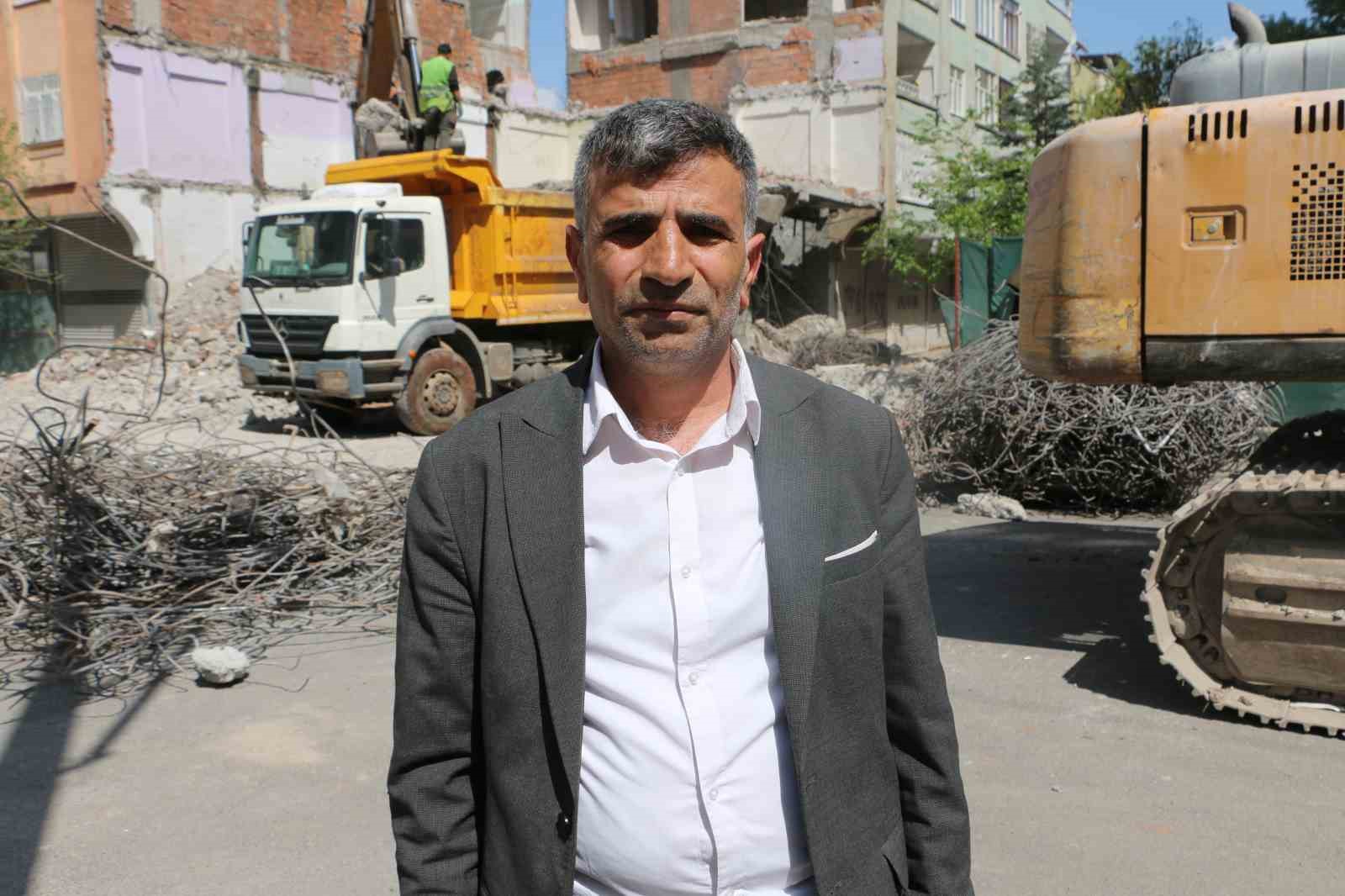 diyarbakirda agir hasarli bina yikilirken yandaki saglam bina da hasar aldi 9 fHnLlyBy
