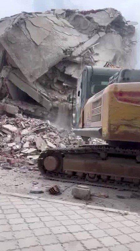diyarbakirda agir hasarli binalar yikiliyor 1 FJJTfzDk