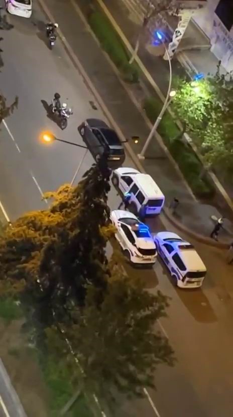 Diyarbakır’da alkollü baba ve oğlu dehşet saçtı: Araçtan içki şişelerini attılar, 590 bin lira ceza yediler 5 diyarbakirda alkollu baba ve oglu dehset sacti aractan icki siselerini attilar 590 bin lira 6ckKnKJ9