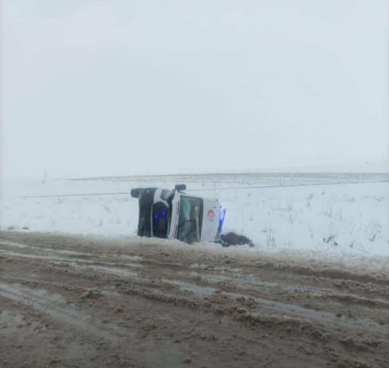 Diyarbakır’da ambulans devrildi: 3 yaralı 4 diyarbakirda ambulans devrildi 3 yarali 0