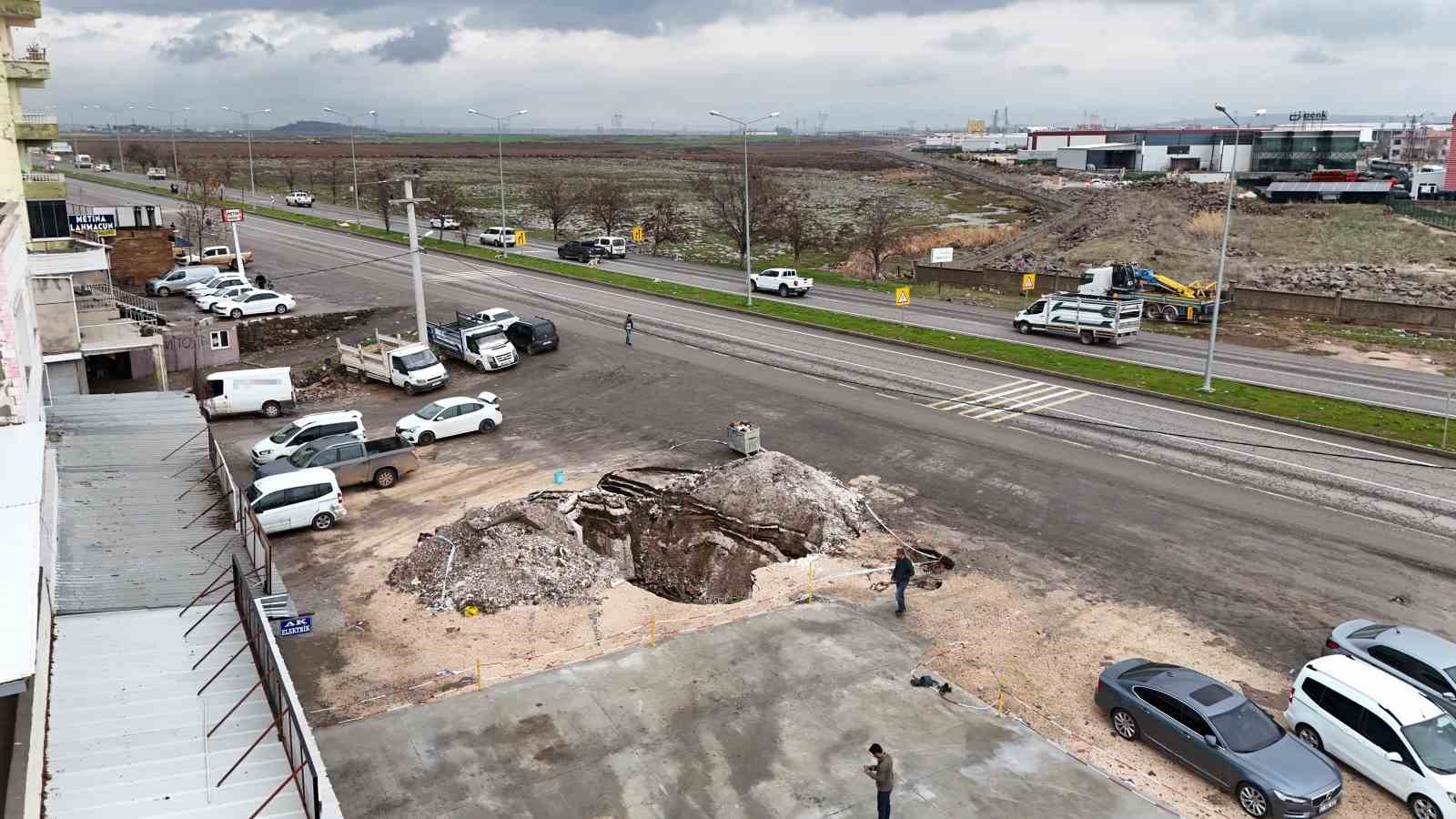 diyarbakirda ana yol kenarinda zamanla olusan dev cukur dronla goruntulendi 0
