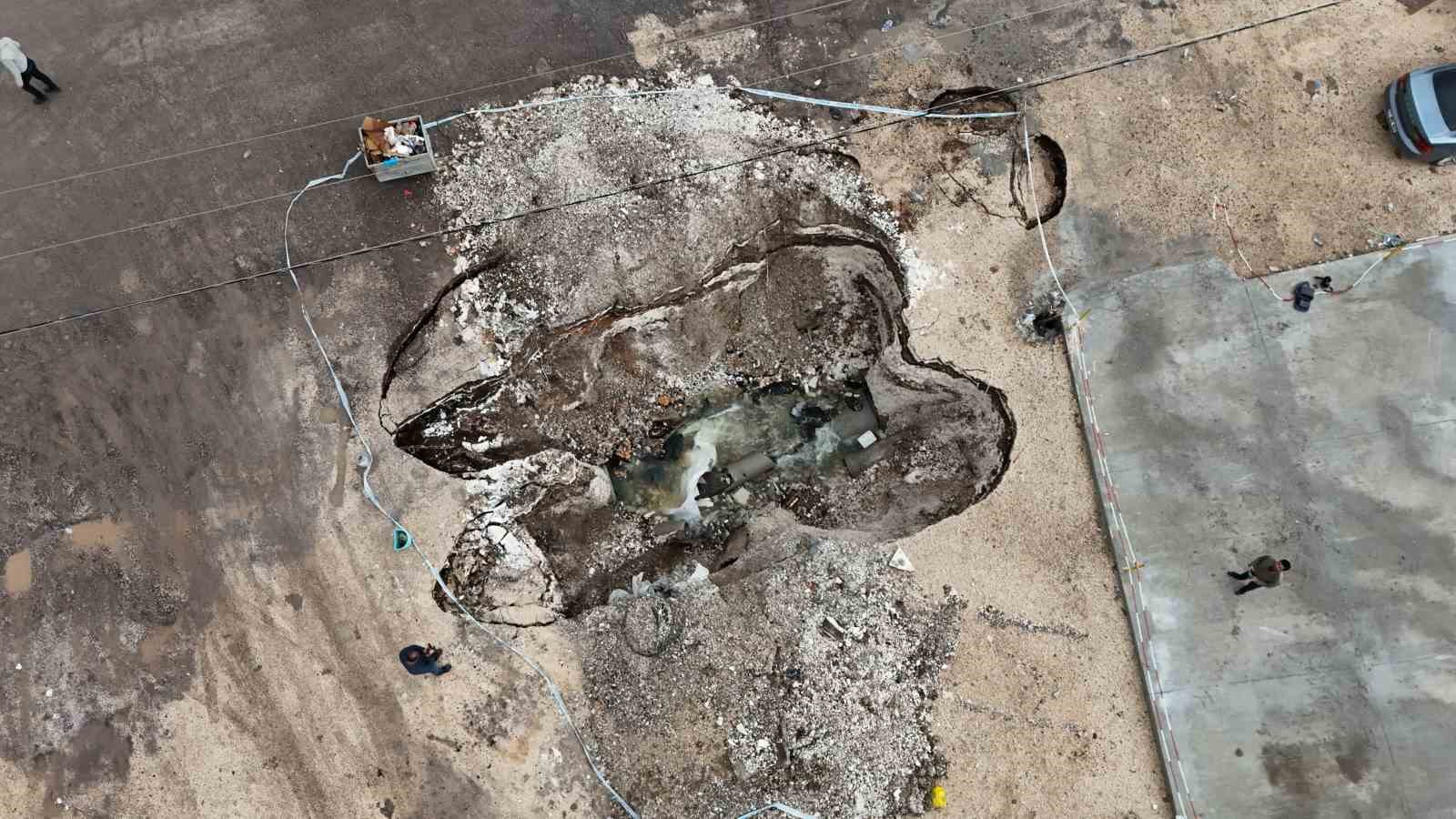 diyarbakirda ana yol kenarinda zamanla olusan dev cukur dronla goruntulendi 1 2GPAJGI7