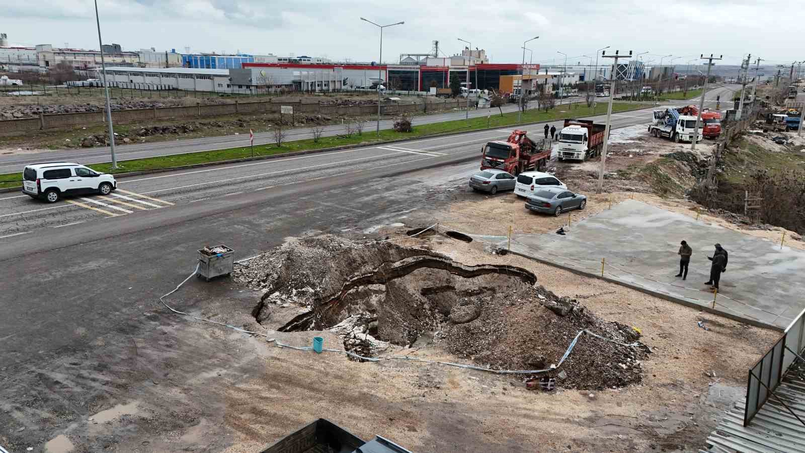diyarbakirda ana yol kenarinda zamanla olusan dev cukur dronla goruntulendi 2 2QNC7RpK