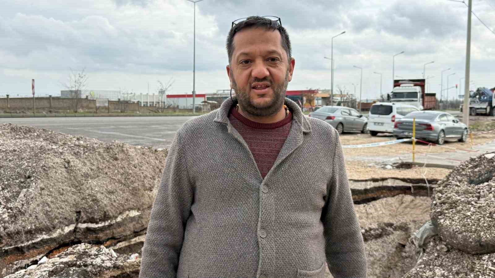 diyarbakirda ana yol kenarinda zamanla olusan dev cukur dronla goruntulendi 3 eDRhgdVk