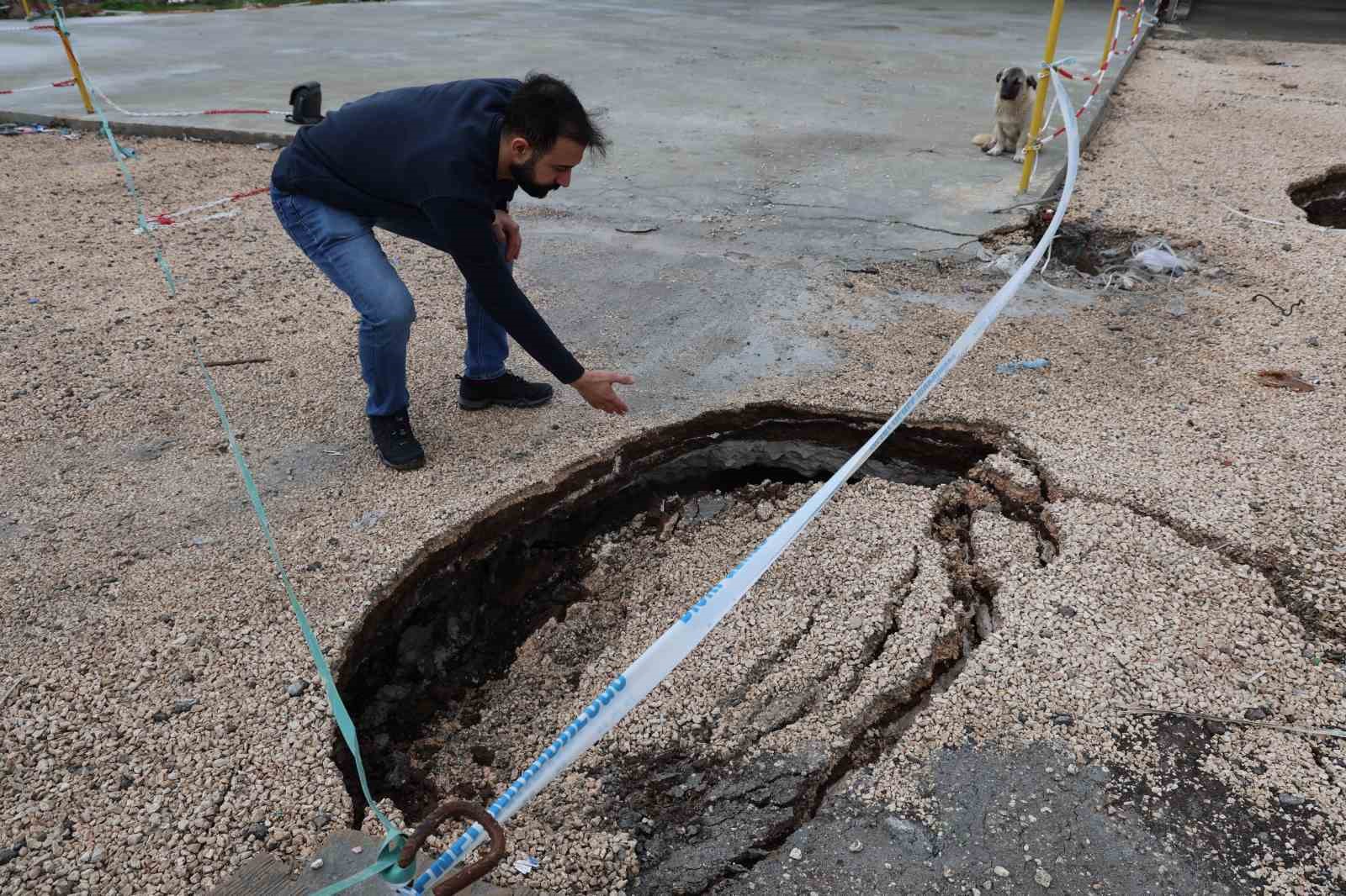 diyarbakirda ana yol kenarinda zamanla olusan dev cukur dronla goruntulendi 4 FUuy1pCG