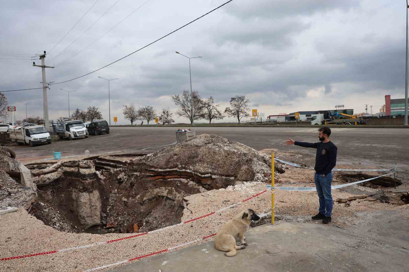 diyarbakirda ana yol kenarinda zamanla olusan dev cukur dronla goruntulendi 5 PJzACvdV