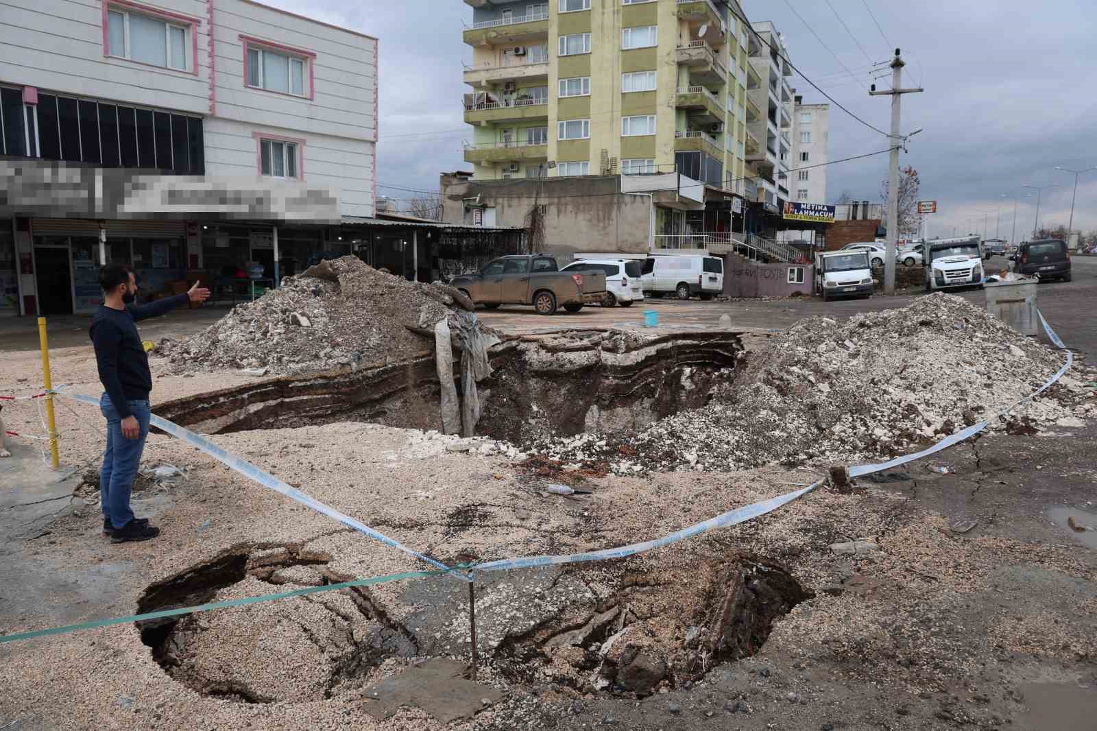 diyarbakirda ana yol kenarinda zamanla olusan dev cukur dronla goruntulendi 8 KYY2FXR3