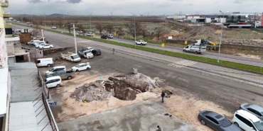 diyarbakirda-ana-yol-kenarinda-zamanla-olusan-dev-cukur-dronla-goruntulendi-9cm8YGdi.jpg