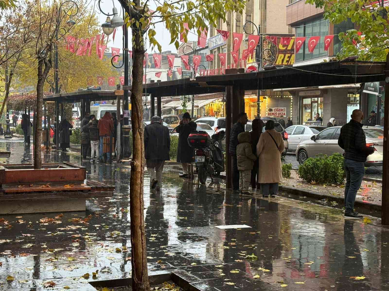 diyarbakirda aniden bastiran yagmur hayati felc etti 1