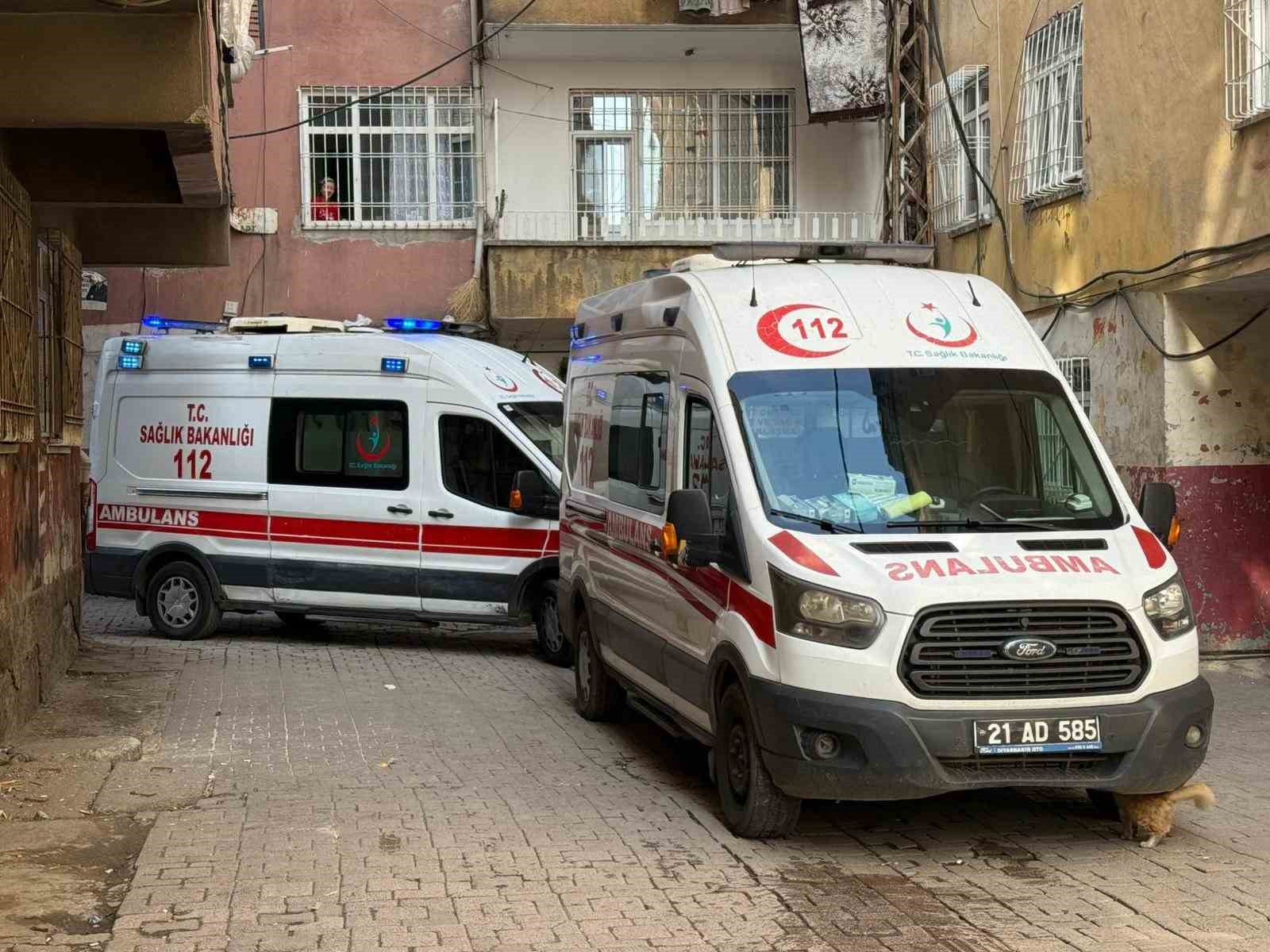 Diyarbakır’da apartmanda priz kaynaklı yangın: 7 kişi dumandan etkilendi 4 diyarbakirda apartmanda priz kaynakli yangin 7 kisi dumandan etkilendi 0 7rhksfzH