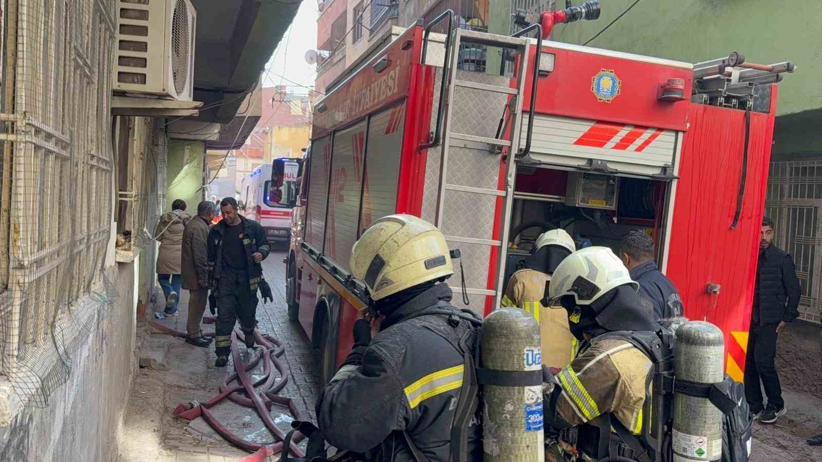 Diyarbakır’da apartmanda priz kaynaklı yangın: 7 kişi dumandan etkilendi 5 diyarbakirda apartmanda priz kaynakli yangin 7 kisi dumandan etkilendi 1