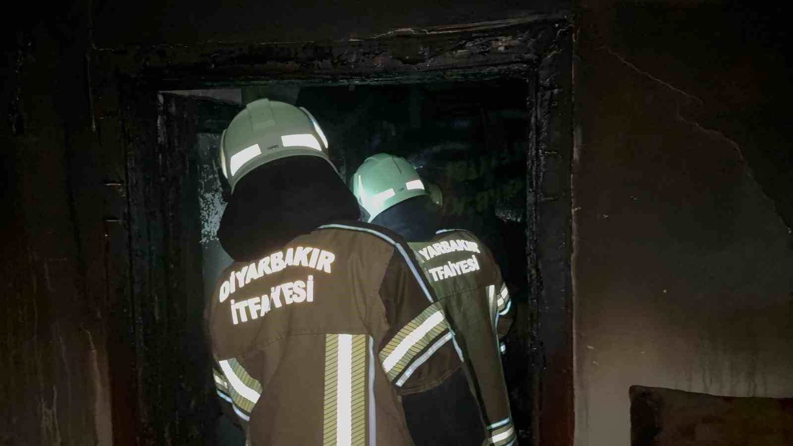 Diyarbakır’da apartmanda priz kaynaklı yangın: 7 kişi dumandan etkilendi 6 diyarbakirda apartmanda priz kaynakli yangin 7 kisi dumandan etkilendi 2 GqSrIMTV