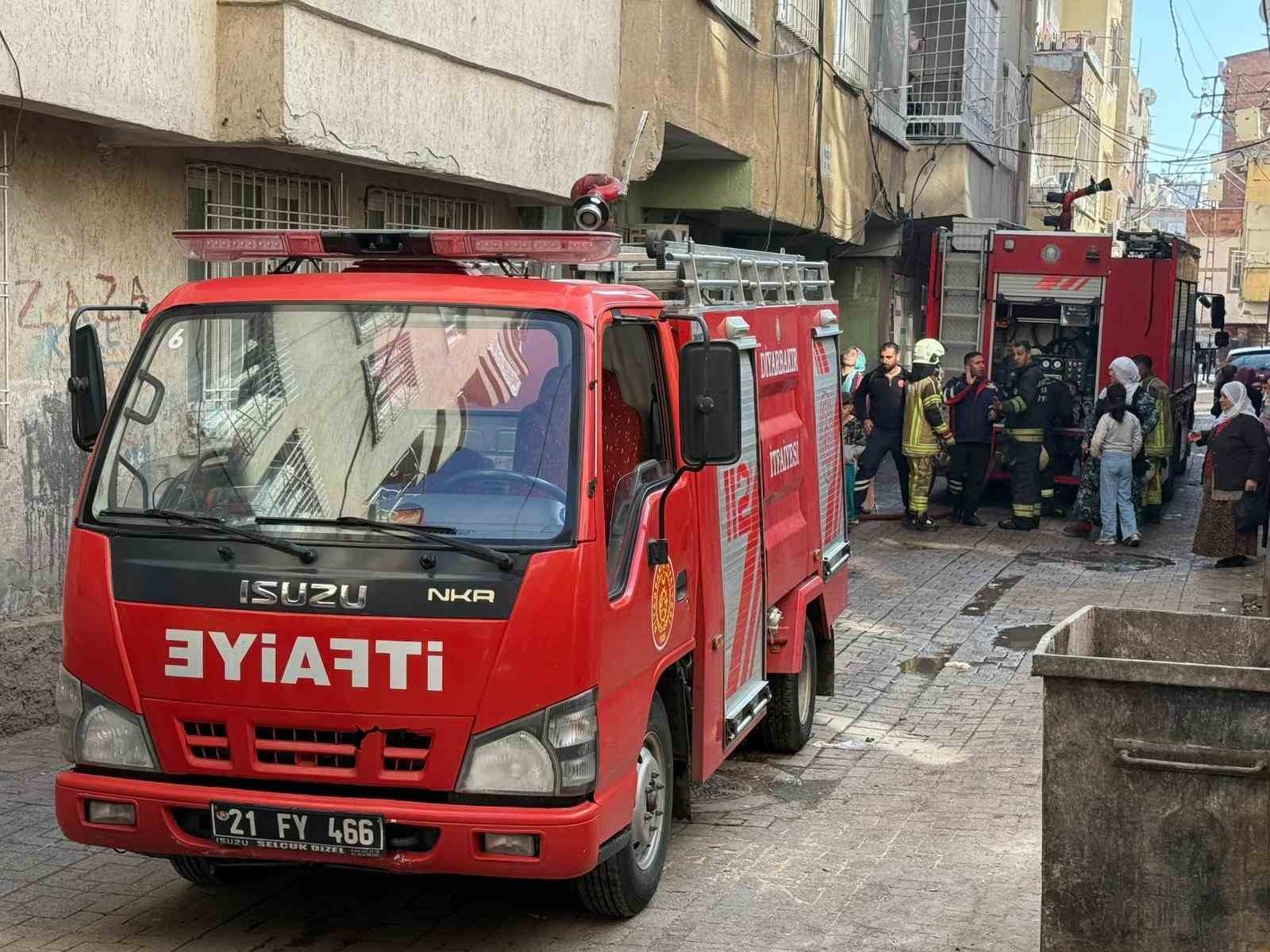 Diyarbakır’da apartmanda priz kaynaklı yangın: 7 kişi dumandan etkilendi 8 diyarbakirda apartmanda priz kaynakli yangin 7 kisi dumandan etkilendi 4 MyGlt6Q1