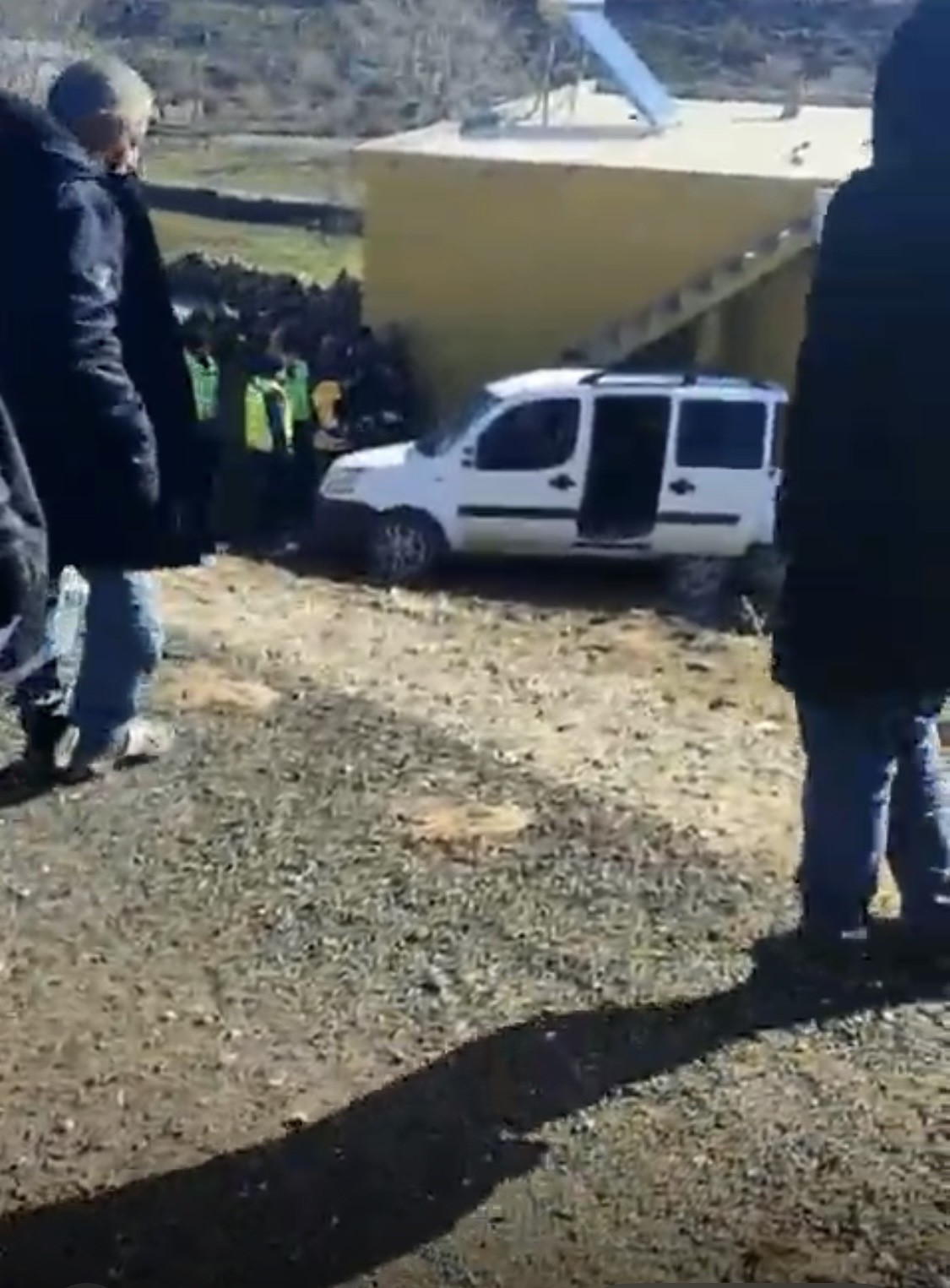 diyarbakirda arac evin duvarina carpti 2 yarali 0
